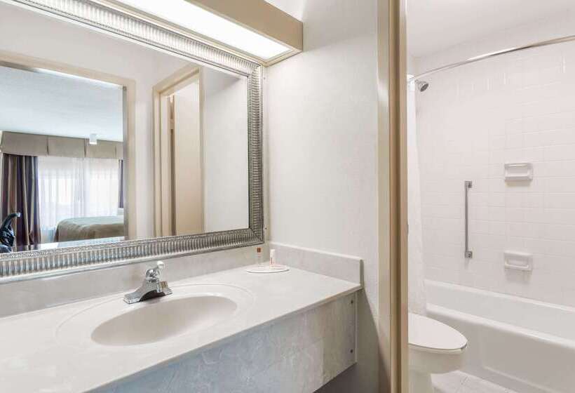 בית מלון כפרי Days Inn & Conf Center By Wyndham Southern Pines Pinehurst