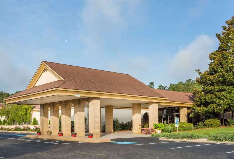 בית מלון כפרי Days Inn & Conf Center By Wyndham Southern Pines Pinehurst