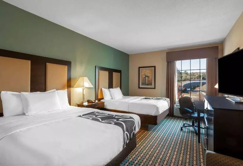 فندق La Quinta Inn & Suites By Wyndham Stonington Mystic Area