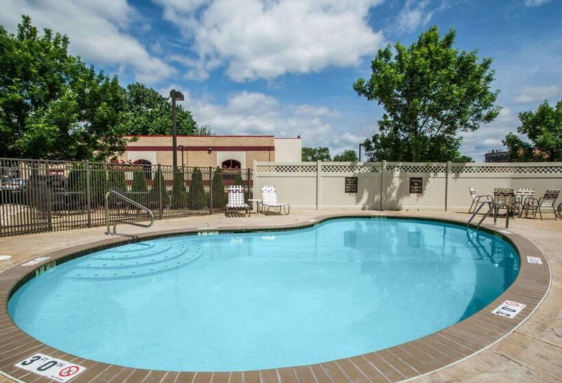 בית מלון כפרי Quality Inn & Suites Nj State Capital Area