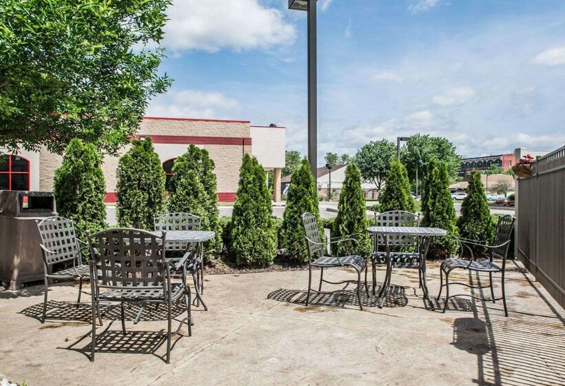 בית מלון כפרי Quality Inn & Suites Nj State Capital Area