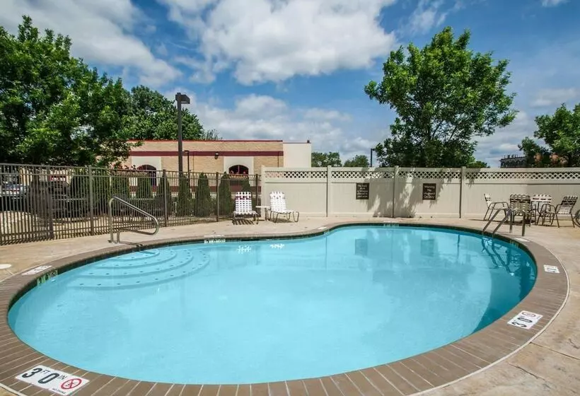 בית מלון כפרי Quality Inn & Suites Nj State Capital Area