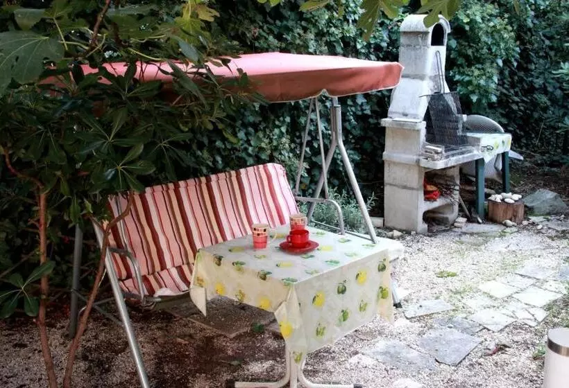 Pensió Guest House With Garden   Zuvan