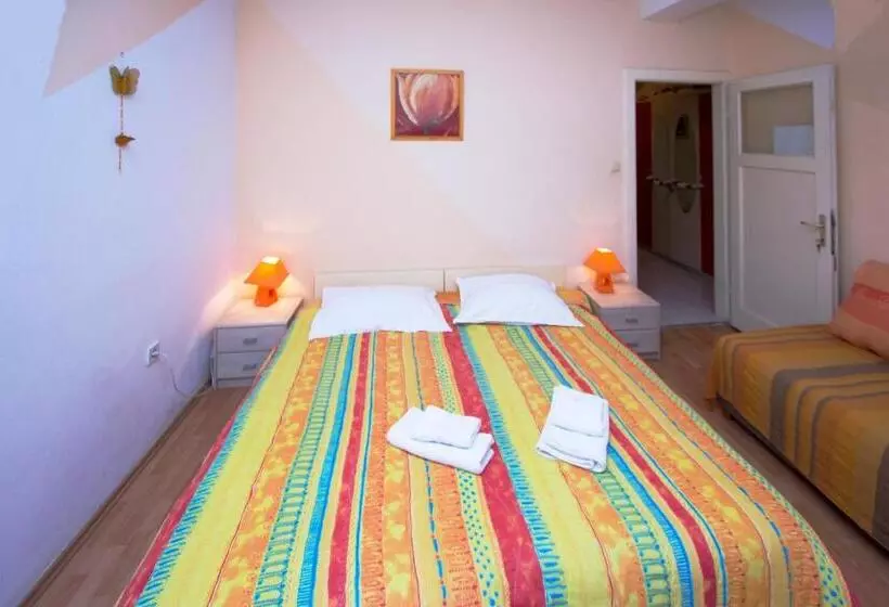 Pensió Guest House With Garden   Zuvan