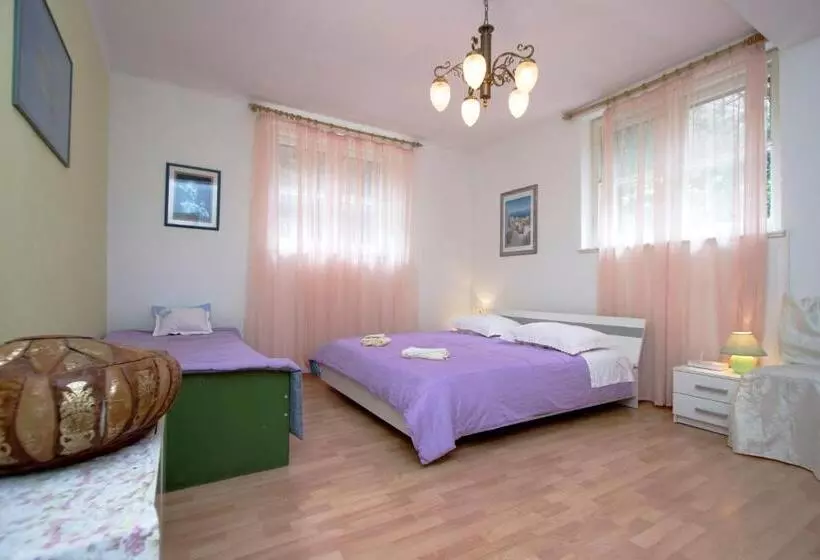 Pensió Guest House With Garden   Zuvan
