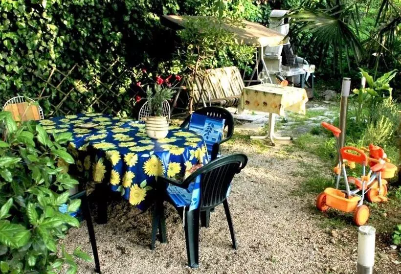 Pensió Guest House With Garden   Zuvan