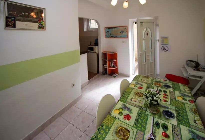 Pensió Guest House With Garden   Zuvan