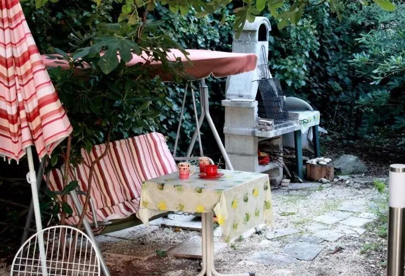 Pensió Guest House With Garden   Zuvan