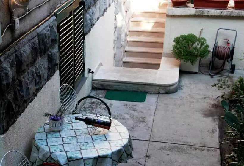 Pensió Guest House With Garden   Zuvan