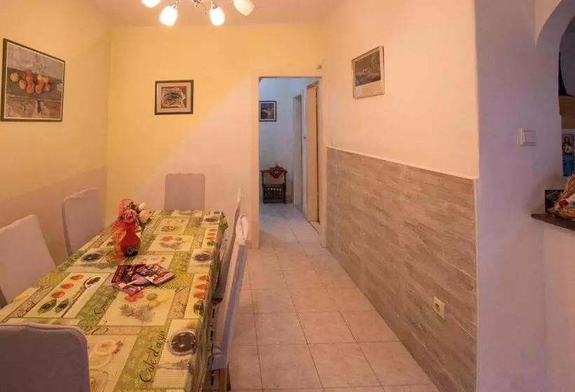 Pensió Guest House With Garden   Zuvan