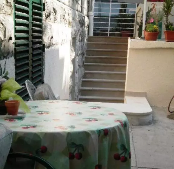 Pensió Guest House With Garden   Zuvan