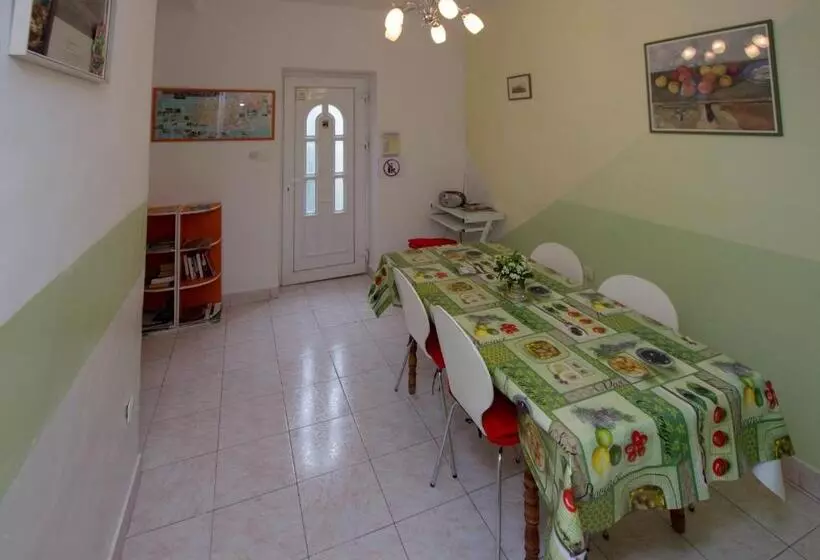 Pensió Guest House With Garden   Zuvan