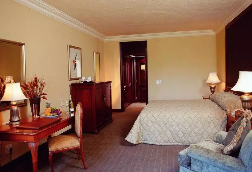 Отель The Cascades  At Sun City Resort