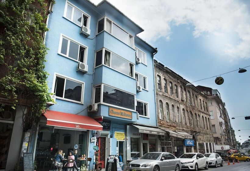 Cheers Midtown Hostel