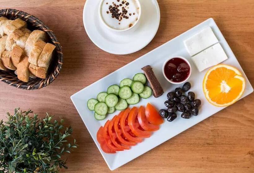 Cheers Midtown Hostel