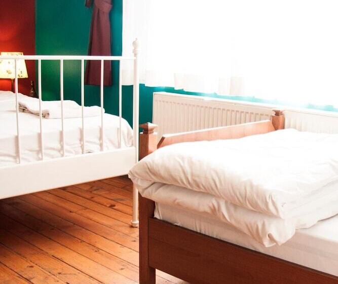 Cheers Midtown Hostel