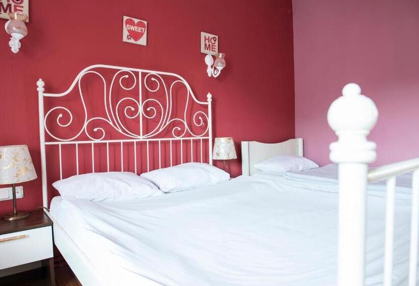 Cheers Midtown Hostel