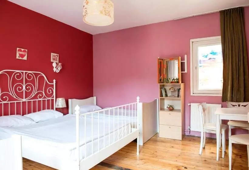 Cheers Midtown Hostel