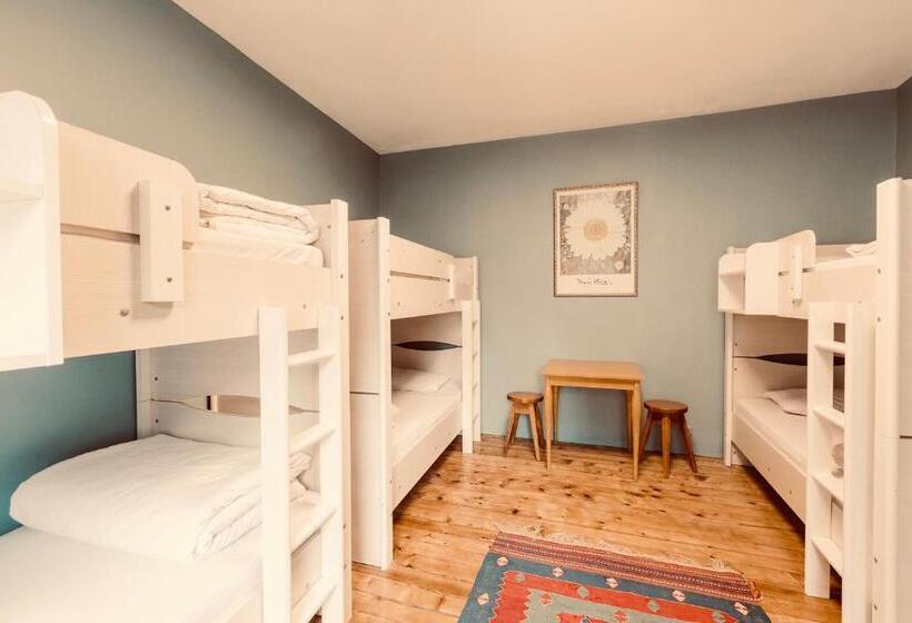 Cheers Midtown Hostel