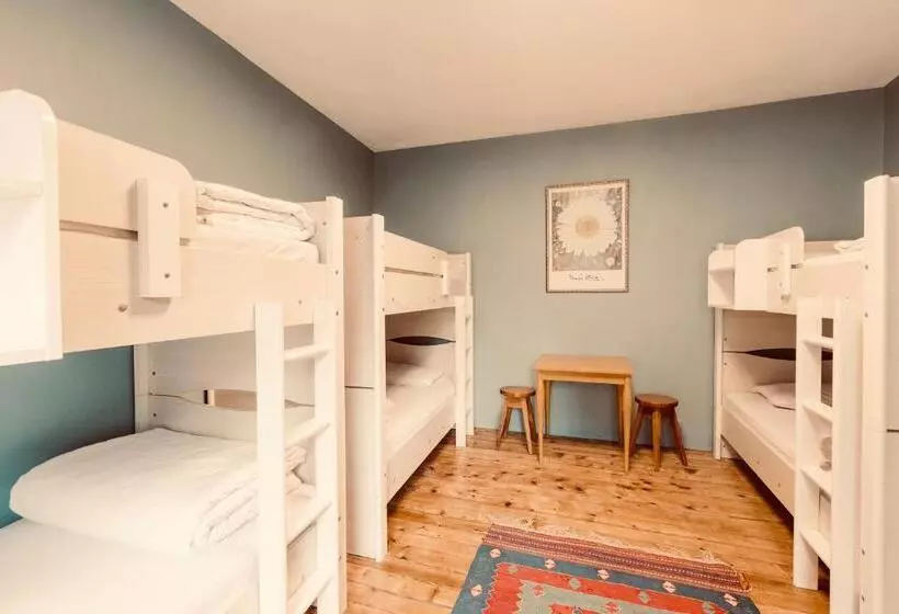 Cheers Midtown Hostel