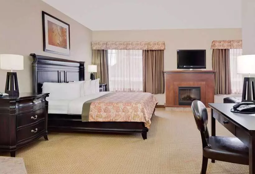 בית מלון כפרי Ramada By Wyndham Lac La Biche