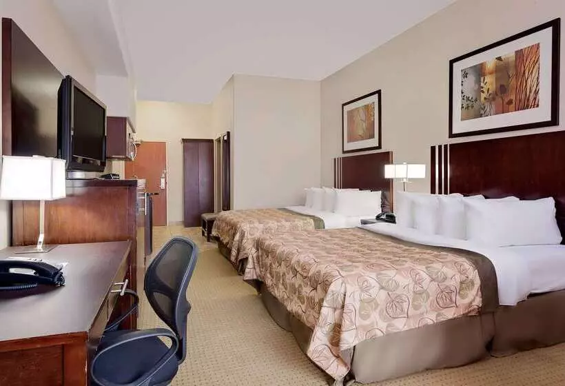 בית מלון כפרי Ramada By Wyndham Lac La Biche