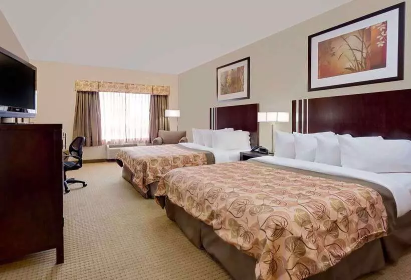 בית מלון כפרי Ramada By Wyndham Lac La Biche