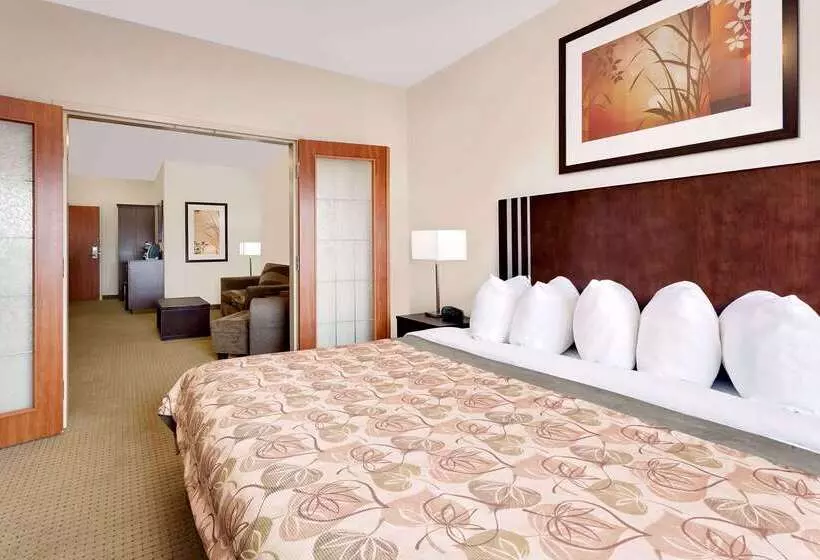 בית מלון כפרי Ramada By Wyndham Lac La Biche