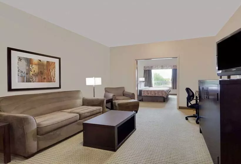 בית מלון כפרי Ramada By Wyndham Lac La Biche