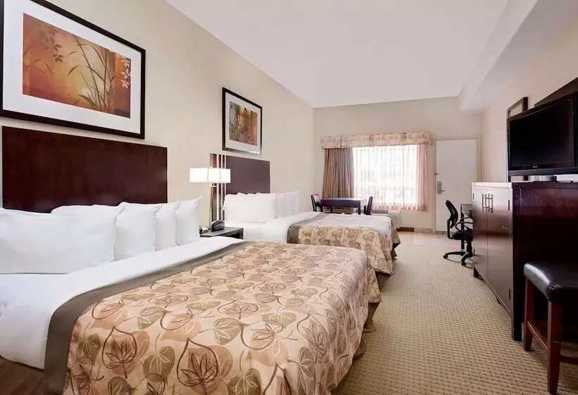 בית מלון כפרי Ramada By Wyndham Lac La Biche