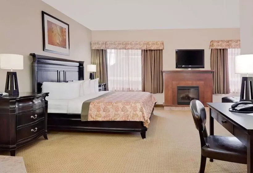 בית מלון כפרי Ramada By Wyndham Lac La Biche