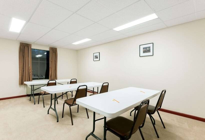 Отель Super 8 By Wyndham Beaver Falls