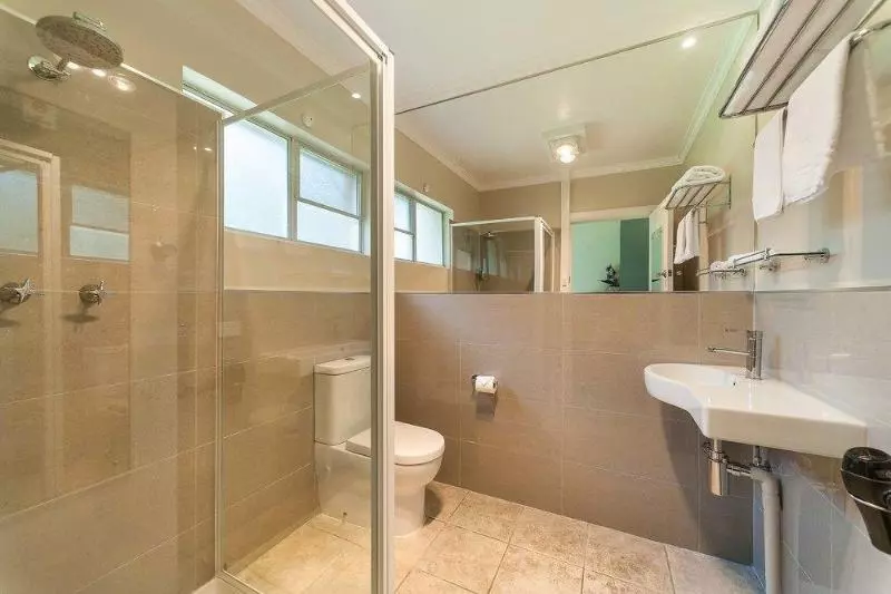 Отель The Waterfront Wynyard