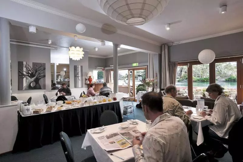 Отель The Waterfront Wynyard