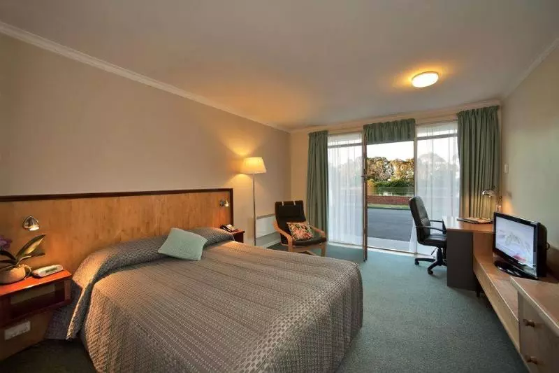 Отель The Waterfront Wynyard