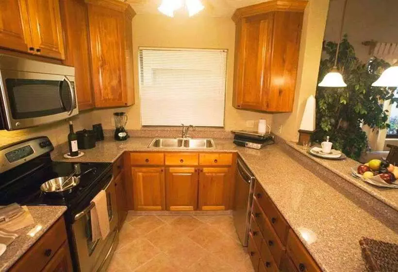 هتل Clarion Suites Roatan At Pineapple Villas