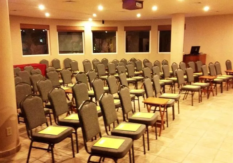 هتل Clarion Suites Roatan At Pineapple Villas