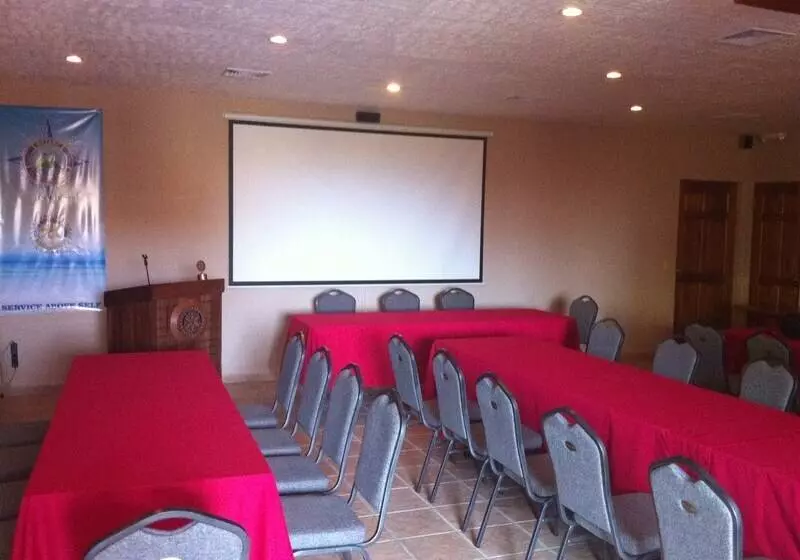 هتل Clarion Suites Roatan At Pineapple Villas