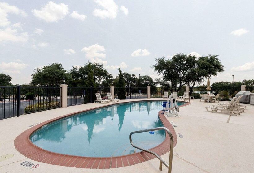 Отель Comfort Inn & Suites