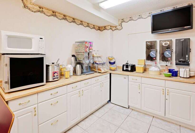 ホテル Days Inn By Wyndham Cadillac