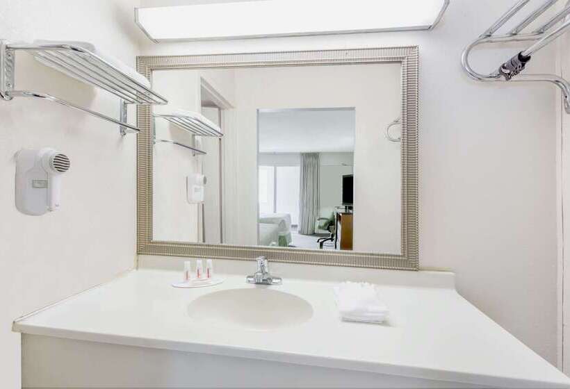 호텔 Days Inn By Wyndham Cedar Falls University Plaza