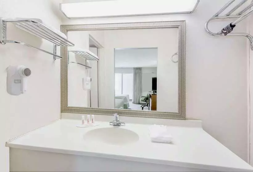 호텔 Days Inn By Wyndham Cedar Falls University Plaza