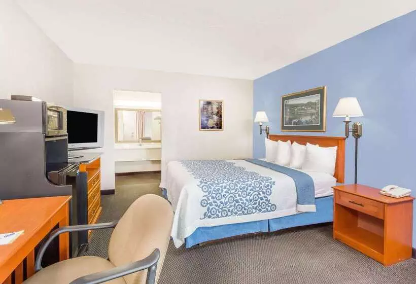 호텔 Days Inn By Wyndham Cedar Falls University Plaza