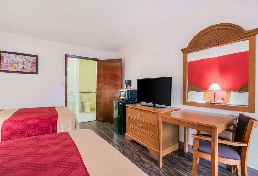 Отель Econo Lodge & Suites Brinkley