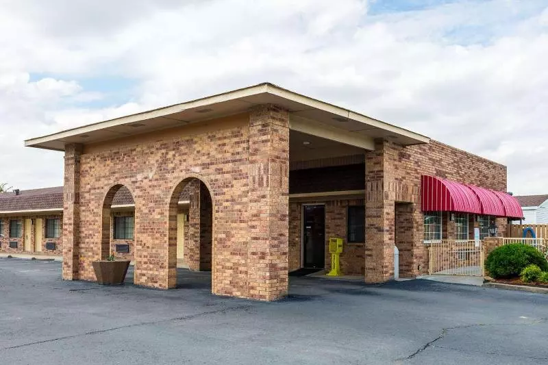 Отель Econo Lodge & Suites Brinkley