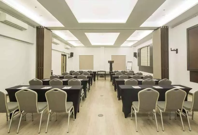 Microtel By Wyndham Eagle Ridge