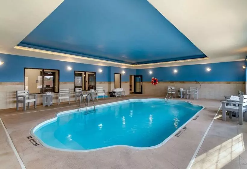 호텔 Comfort Inn & Suites Near Bethel College