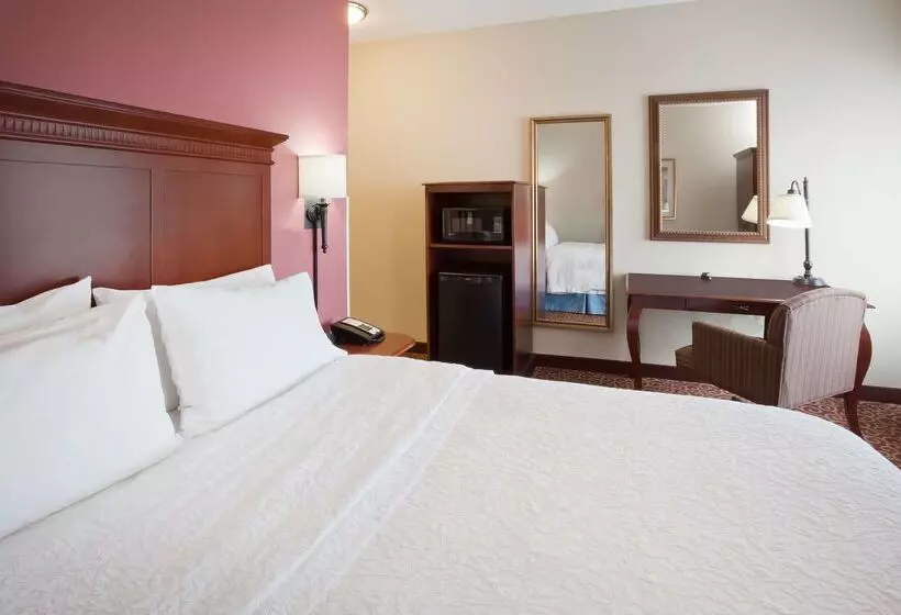 Отель Hampton Inn Fairmont