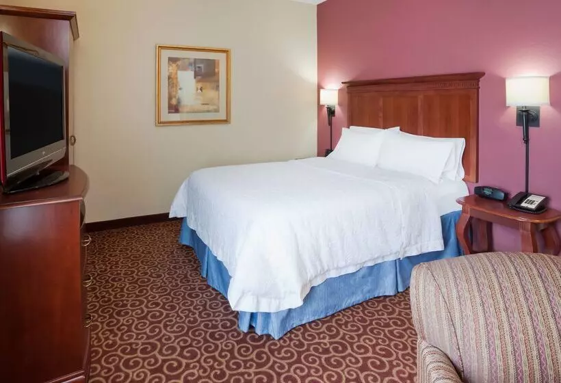 Отель Hampton Inn Fairmont