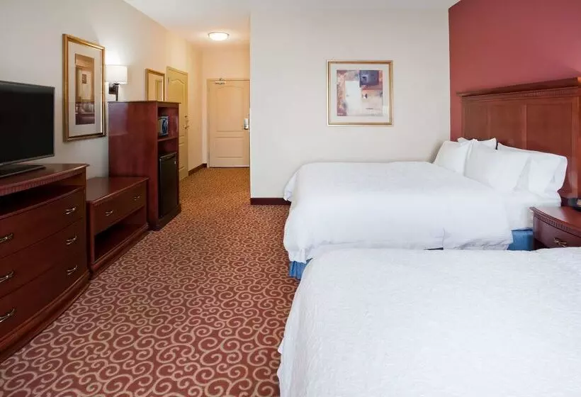 Отель Hampton Inn Fairmont